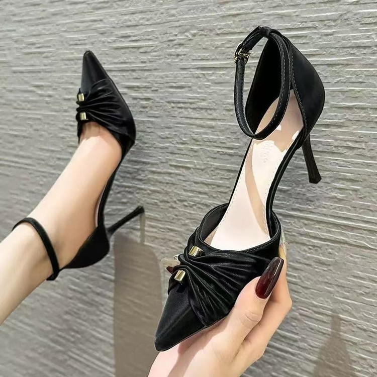 کفش زنانه جلو بسته چرم ورنی پاشنه 7/5 سانت وارداتی رنگ مشکی 2880 کرم 2877