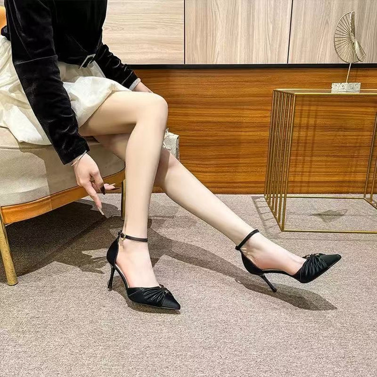 کفش زنانه جلو بسته چرم ورنی پاشنه 7/5 سانت وارداتی رنگ مشکی 2880 کرم 2877